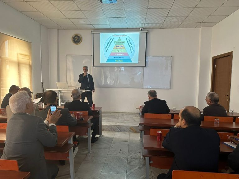 محاضرة علمية في كلية الصيدلة في جامعة المعقل الاهلية