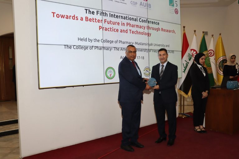 تكريم عميد كلية الصيدلة في جامعة المعقل على هامش المؤتمر الدولي الخامس للجامعة المستنصرية والجامعة الأميركية