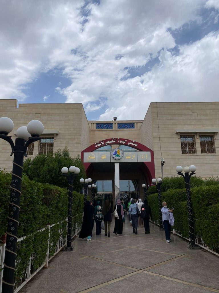 وفد من كلية الصيدلة يزور  مستشفى الطفل التخصصي