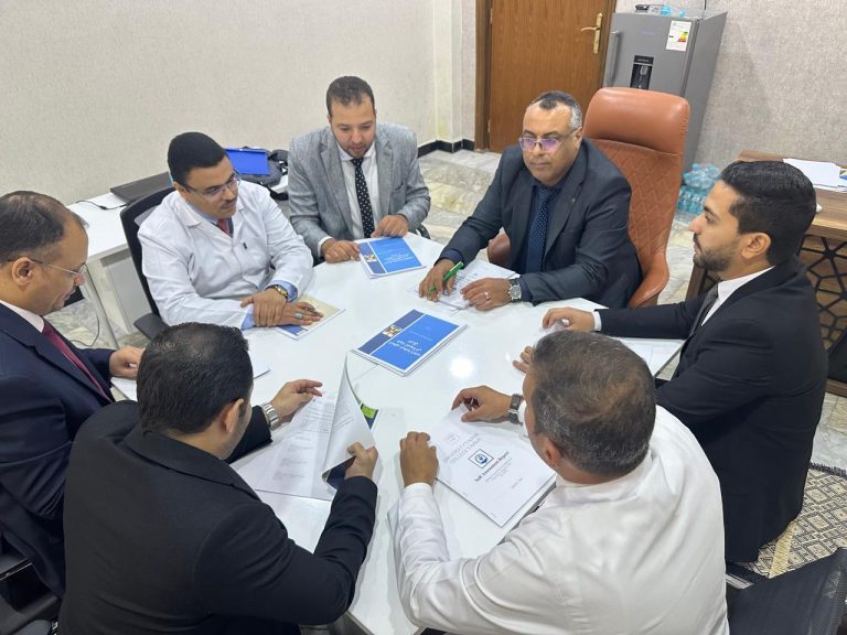 اجتماع لجنة كتابة التقرير الذاتي في كلية الصيدلة بجامعة المعقل