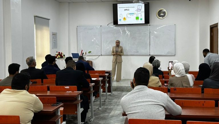 كلية الصيدلة بجامعة المعقل تنظم حلقة نقاشية حول استخدام جهاز HPLC في فصل وتنقية جذور الزنجبيل