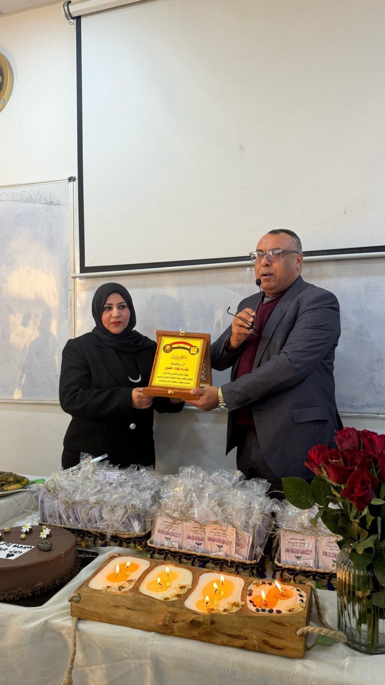 كلية الصيدلة تحتفي بتوديع إحدى تدريسياتها بحضور طلبة المرحلة الخامسة