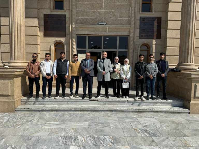 طلبة كلية الصيدلة في جامعة المعقل يوزعون السلات الرمضانية على العوائل المتعففة في البصرة