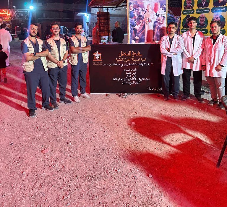 كلية الصيدلة في جامعة المعقل تنصب مفرزة طبية لخدمة زوار الإمام الحسين (ع) في منطقة گرمة علي