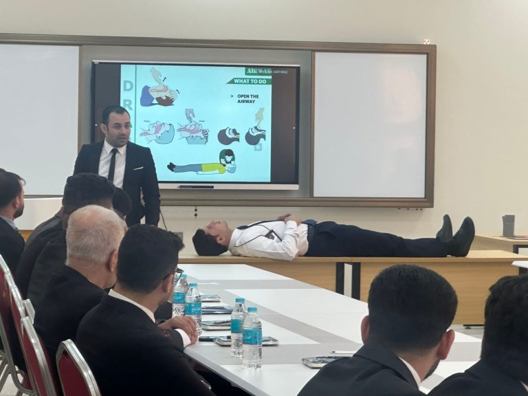 كلية الصيدلة في جامعة المعقل تقيم ورشة عمل حول الإسعافات الأولية