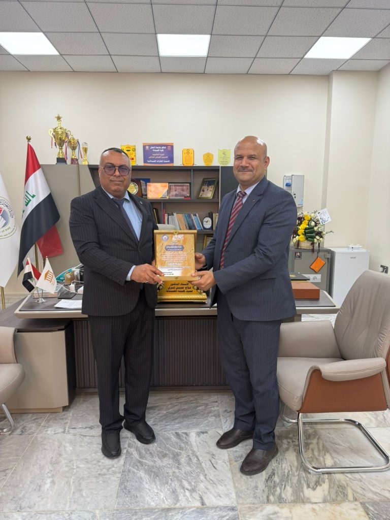 تكريم عميد كلية الصيدلة بجامعة المعقل تقديرًا للتميز في الأداء الأكاديمي والتقويمي