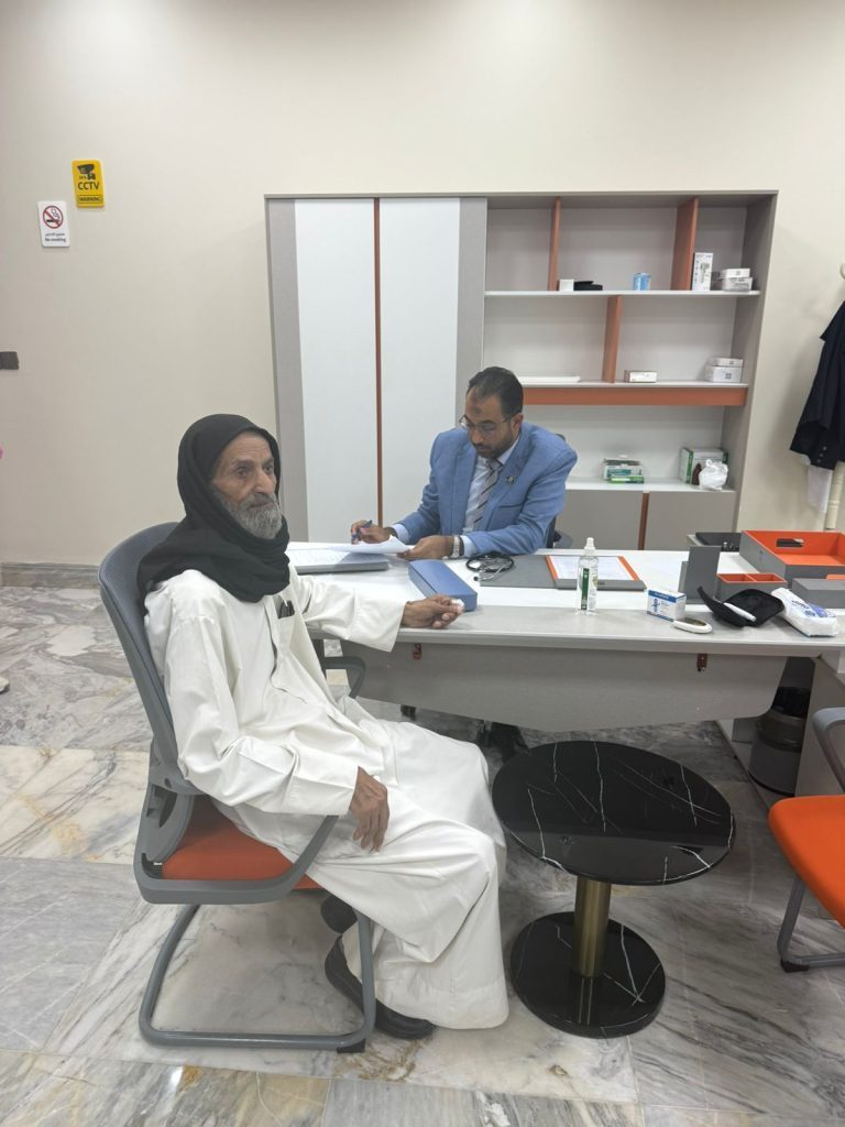 كلية الصيدلة بجامعة المعقل تقدم خدمات طبية مجانية ضمن العيادة التعليمية