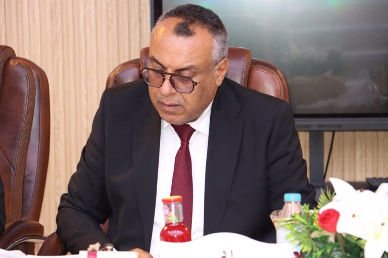 عميد كلية الصيدلة في جامعة المعقل يترأس لجنة مناقشة رسالة ماجستير حول التأثيرات التآزرية لحمض ألفا ليبويك مع مضادات الالتهاب غير الستيرويدية